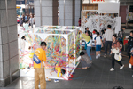 巨大カラー繭玉づくり　 2012
びぷれす広場、熊本市
